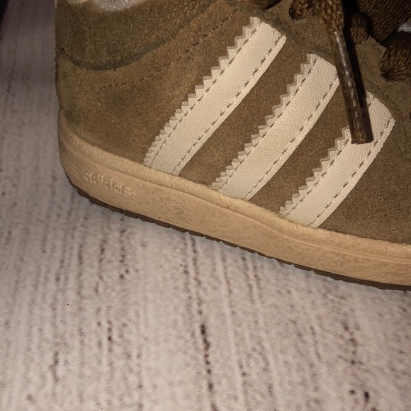 Adidas size 4 shoes - Picture 3 of 4